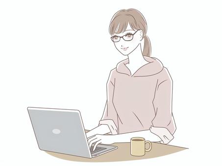 女性とノートPC